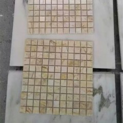 Ubin mosaik marmer krem ​​​​pada mesh